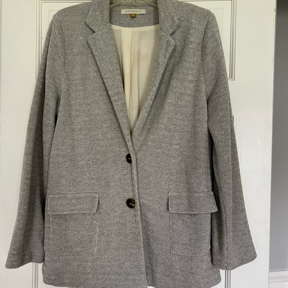 DownEast Gray Blazer with Notched Lapels and Tailored Fit